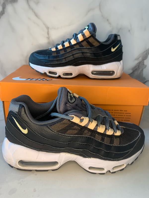 Nike Air Max 95 SE Black Leather White & Peach