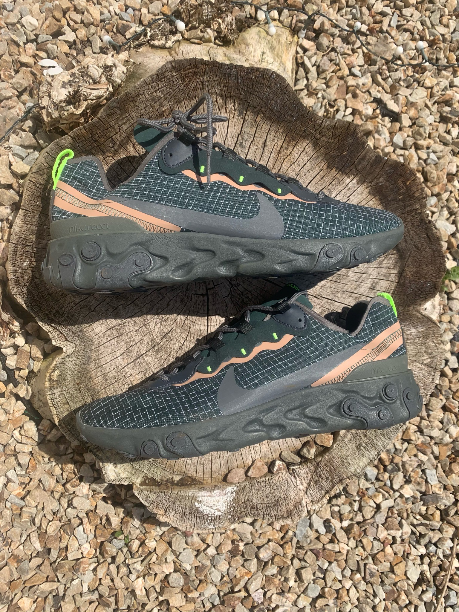 SE Premium Nike React